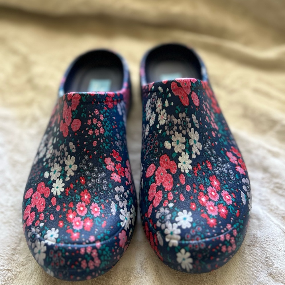 Martha Stewart Everyday Waterproof Clogs “Rosie”Size 7